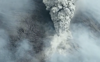 Impactate erupción de volcán en Indonesia lanza columnas de humo y ceniza de 15 mil metros